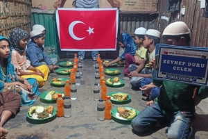 Arakan kamplarında yemek dağıtımı 