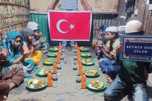 Arakan kamplarında yemek dağıtımı 