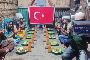 Arakan kamplarında yemek dağıtımı 
