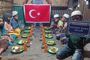 Arakan kamplarında yemek dağıtımı 