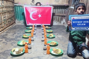Arakan kamplarında yemek dağıtımı 