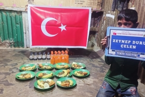 Arakan kamplarında yemek dağıtımı 