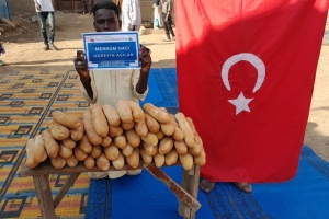 Uganda Kamerun ekmek dağıtımı 
