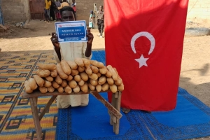 Uganda Kamerun ekmek dağıtımı 