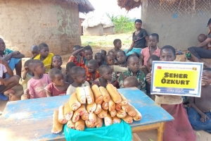 Uganda Kamerun ekmek dağıtımı 