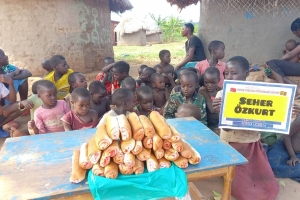 Uganda Kamerun ekmek dağıtımı 