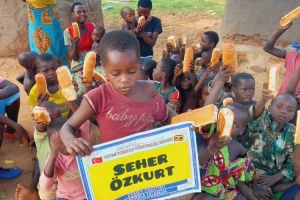 Uganda Kamerun ekmek dağıtımı 