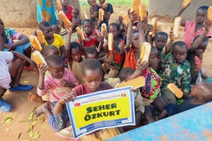 Uganda Kamerun ekmek dağıtımı 