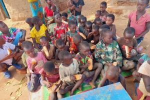 Uganda Kamerun ekmek dağıtımı 