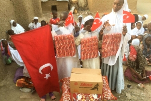 Bugün Afrikada ki yetim yoksul çocuklara bisküvi dagitiminda bulunduk