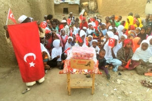 Bugün Afrikada ki yetim yoksul çocuklara bisküvi dagitiminda bulunduk