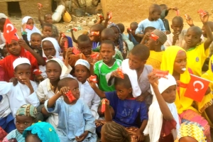 Bugün Afrikada ki yetim yoksul çocuklara bisküvi dagitiminda bulunduk