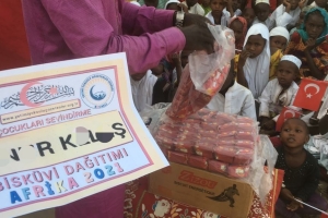 Bugün Afrikada ki yetim yoksul çocuklara bisküvi dagitiminda bulunduk