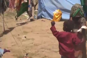 Bugün Afrika kamerunda şiddetli yağışlar ve seller sonucunda evsiz kalan çadırlarda yaşayan yetim yoksul ailelere ekmek dağıtımında bulunduk Kasım 2022