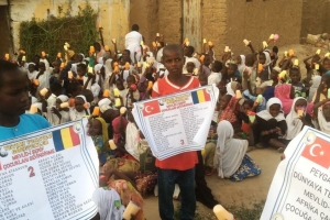 Mevlid-i Şerif çoçukları sevindirme meyve suyu büskivi dağıtımı