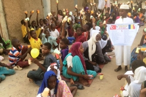 Mevlid-i Şerif çoçukları sevindirme meyve suyu büskivi dağıtımı