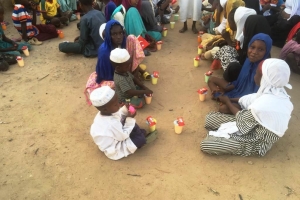 Mevlid-i Şerif çoçukları sevindirme meyve suyu büskivi dağıtımı