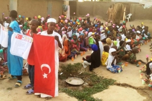 Mevlid-i Şerif çoçukları sevindirme meyve suyu büskivi dağıtımı