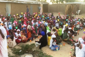 Mevlid-i Şerif çoçukları sevindirme meyve suyu büskivi dağıtımı