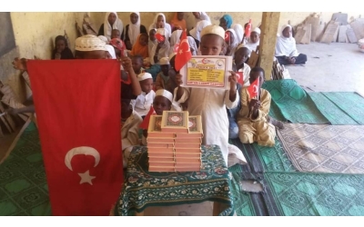 Afrika hafızlık adayı talebelere Kur'an-ı Kerim dağıtımı