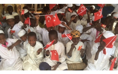 Afrikali çocukları sevindirmeye bisküvi dağıtmaya devam ediyoruz