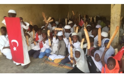 Afrika'da yetim yoksul çocuklara Ekmek dağıtımına devam ediyoruz