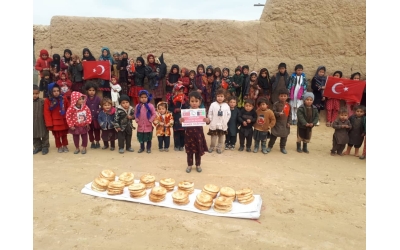 Afganistan Jawzjan bölgesindeki köylerde ekmek dağıtımı 2022