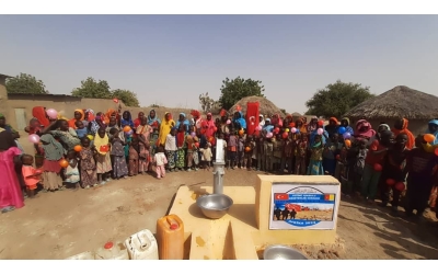 Afrika'da köylülerin su sevinci. Şehit Mehmetçikler su kuyusu Kamerunda açıldı.