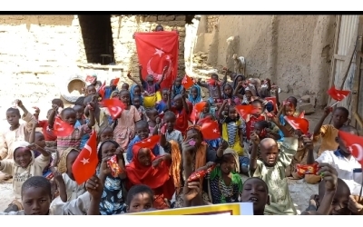 Afrika Nijerya çocukları sevindirme bisküvi dağıtımı