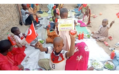 Afrika kıtası Benin ülkesinde yetim yoksul çocuklara yemek dağıtımı yapıldı