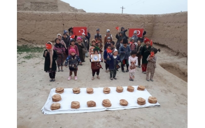 Afganistan bölgesinde çadırlarda yaşamlarını sürdüren yetim yoksul ailelere ekmek dağıtımlarımız devam ediyor