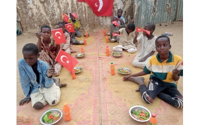 Afrika Gambiya'da yetim yoksul ailelere iftar yemeği verildi
