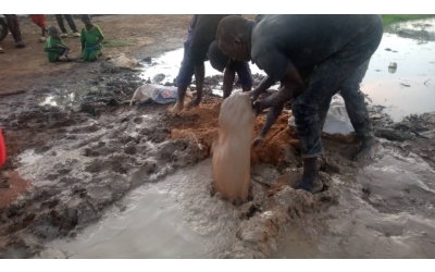 Afrika Nijer Su kuyusu suyun bulunması borularn döşenmesi ve tulumbanin takılması Murat Küçük sukuyusu 2022