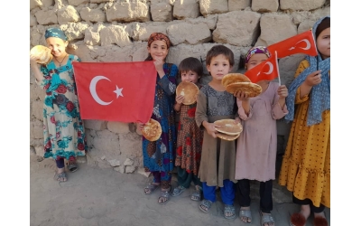 Mahmut efendi hazretleri adına Afganistan'da ekmek dağıtımında bulunduk