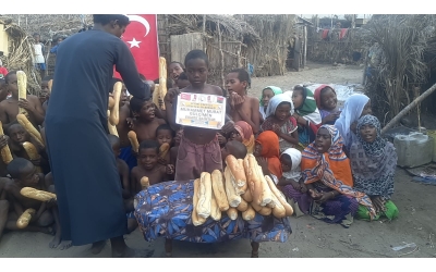 Madagaskar yetim yoksul köylerinde ekmek Dağıtımlarımız devam ediyor. Afrika Madagaskar Ekim 2022 Yetimi yoksulu gözetenler Derneği 