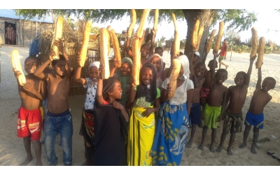 Bugün Madagaskar'in Andranomena köyünde ekmek dagitiminda bulunduk