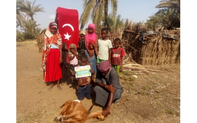 Afrika Madagaskar ülkesinde yetim ve yoksul aileler için akika kurbanı kestirip evlerinde ziyaret ederek etlerin dağıtımını yaptık