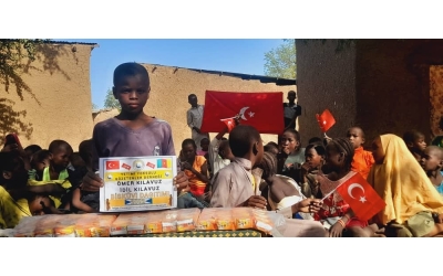 Afrika kamerun'da yetim ve yoksul çocuklara bisküvi dağıtarak sevinçlerine ortak olduk