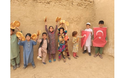 Afganistan cevizcan Bölgesi'ndeki yetim yoksul çocuklara ekmek dağıtımında bulunduk