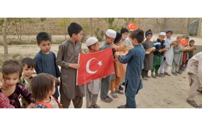 Afganistan bölgesinde yetim ve yoksul ailelere ekmek dağıtımında bulunduk