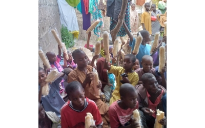 Afrika Nijerya çocukları sevindirme bisküvi ve balon dağıtımı