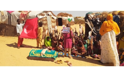 Afrika Nijeryada terör örgütlerinden kaçan çadırlarda yaşayan mültecilere ekmek dağıtımı da bulunduk