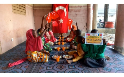 Yemek Dağıtımlarımız devam ediyor bugün Afrika Çad bölgesinde yetim ve yoksul çocuklara yemek dağıtımında bulunduk 