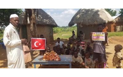 Afrika Uganda ekmek dağıtımı 