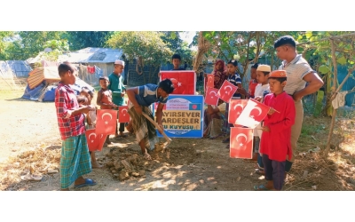 Bangladeş'in yoksul köyünde hayırsever kardeşler su kuyusu temel atma ve sondaj işlemleri yapıldıı
