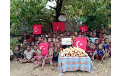 Bugün Afrika'nın 3 bölgesinde Kamerun Uganda ve madagaskar'da yetim m ve yoksul çocuklara ekmek dağıtımında bulunduk