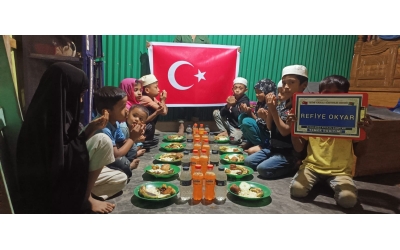 Arakan kamplarında yemek dağıtımı 