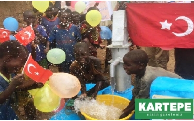 Suya kavuşan Afrikalı çocuklar kuyu başında doyasıya eğlendiler