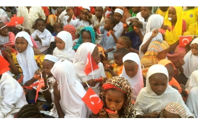 Afrika Çad bölgesinde yetim yoksul çocuklara Bisküvi dağıtımı yaptık