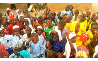 Bugün Afrikada ki yetim yoksul çocuklara bisküvi dagitiminda bulunduk